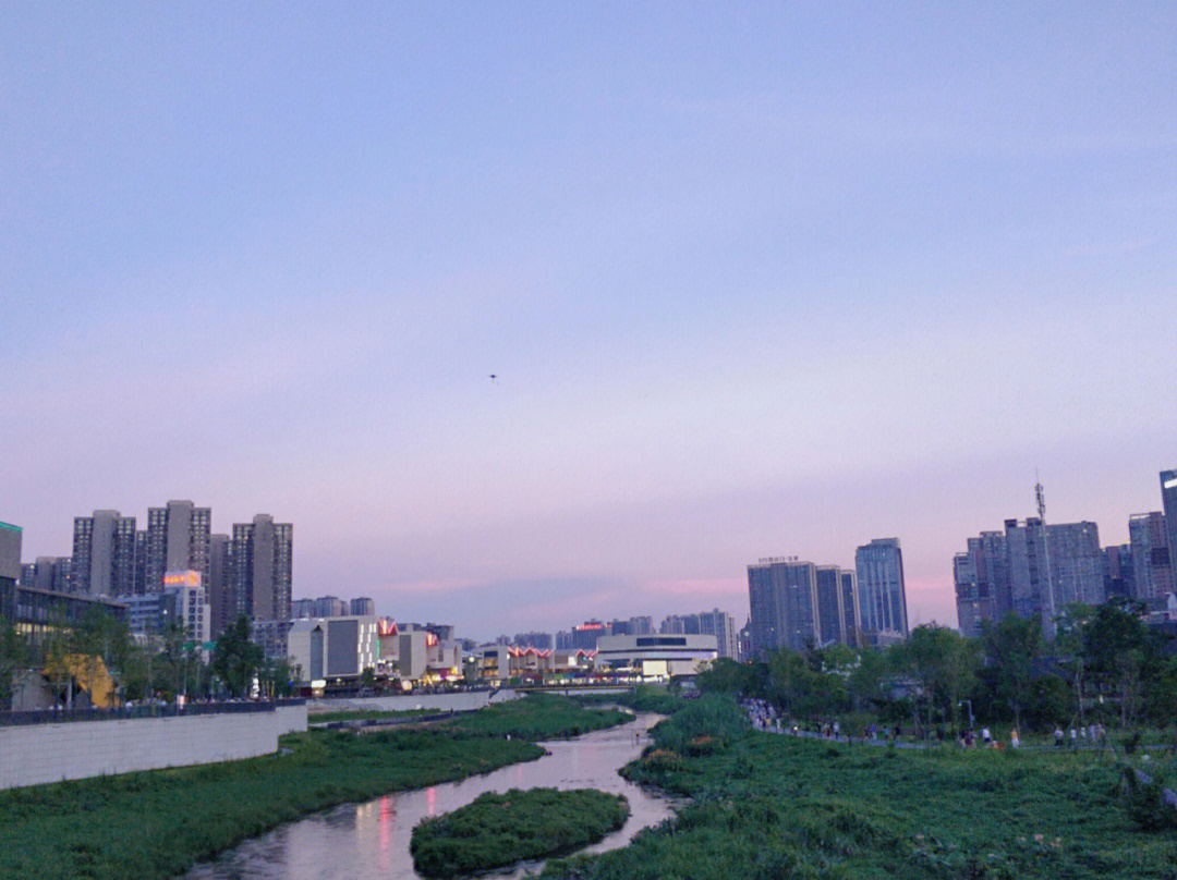 大长沙的圭塘河夜景也是很美的