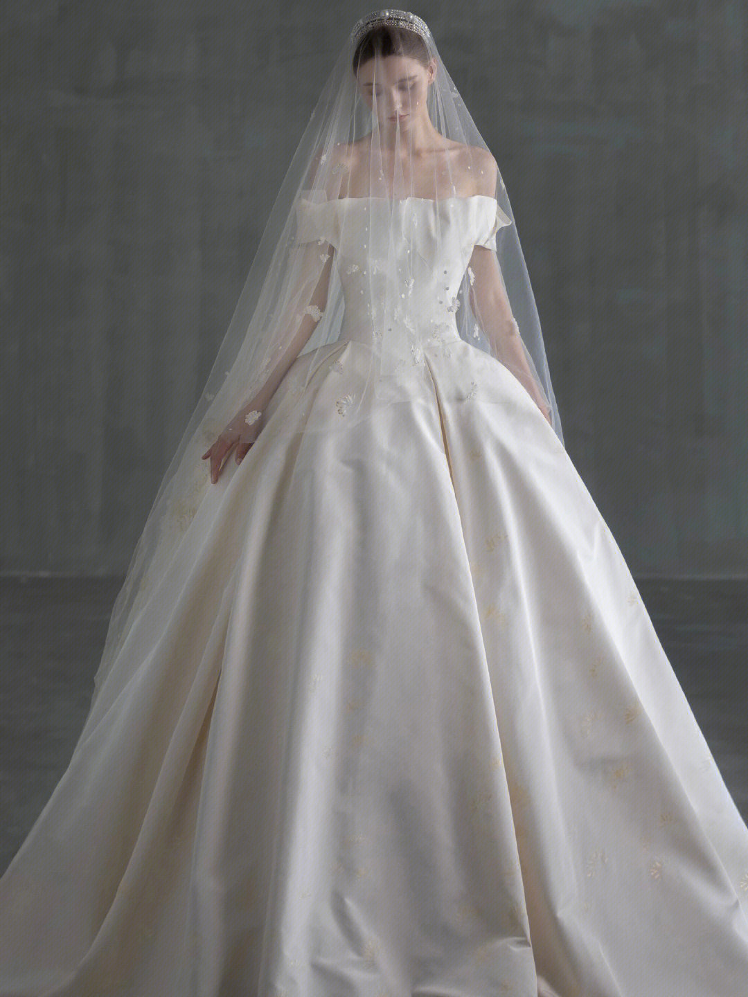 费加罗的婚礼服装设计图片