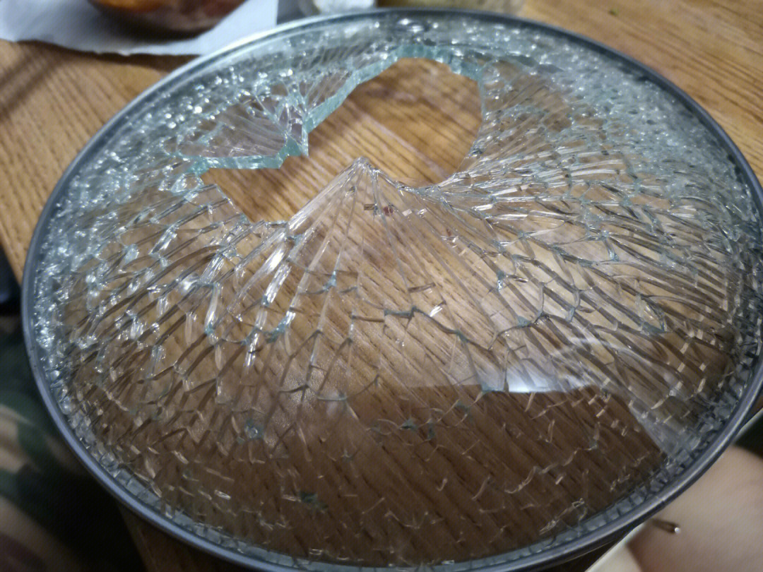 玻璃锅盖突然碎裂图片