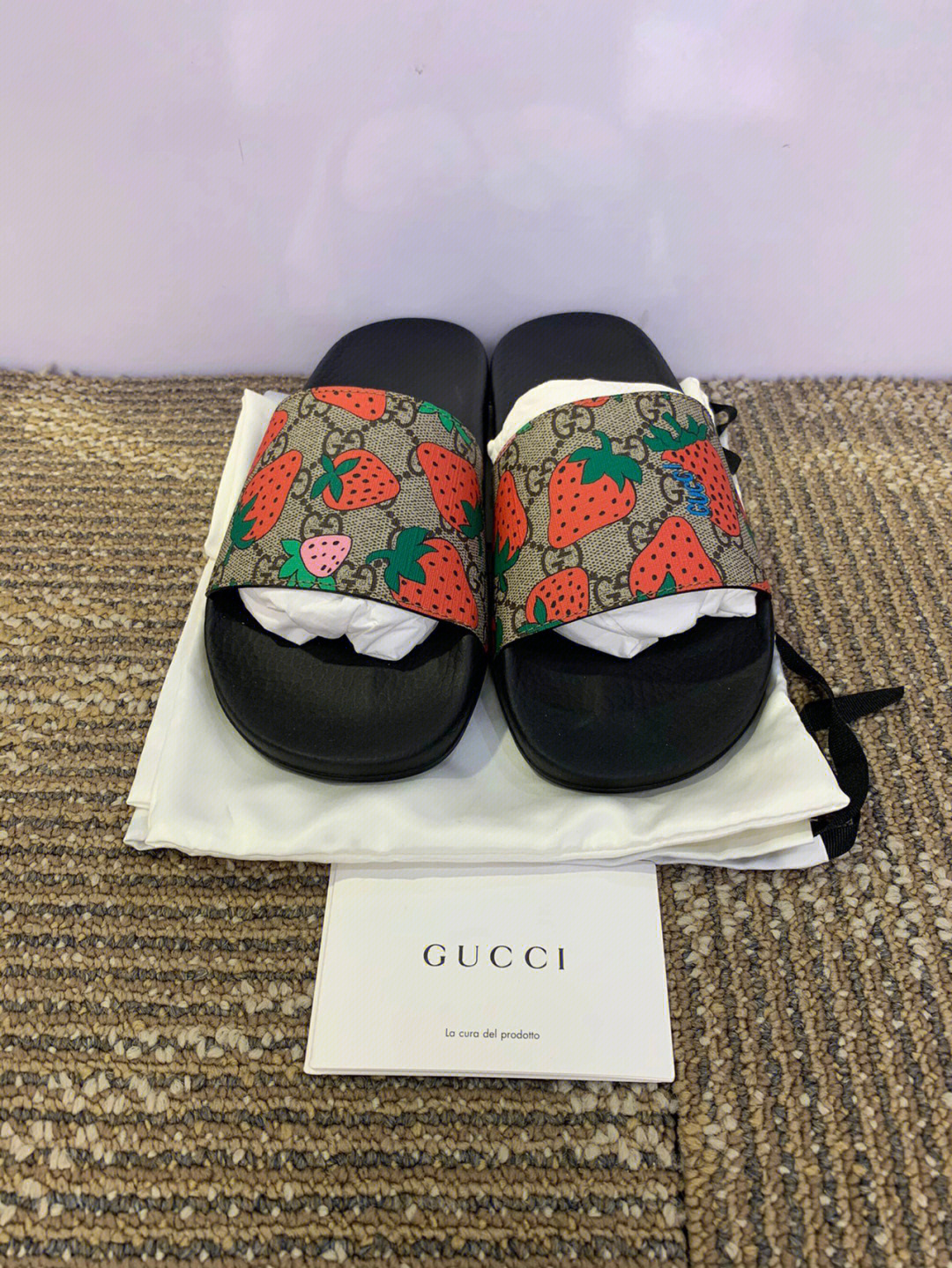 gucci草莓印花鞋图片