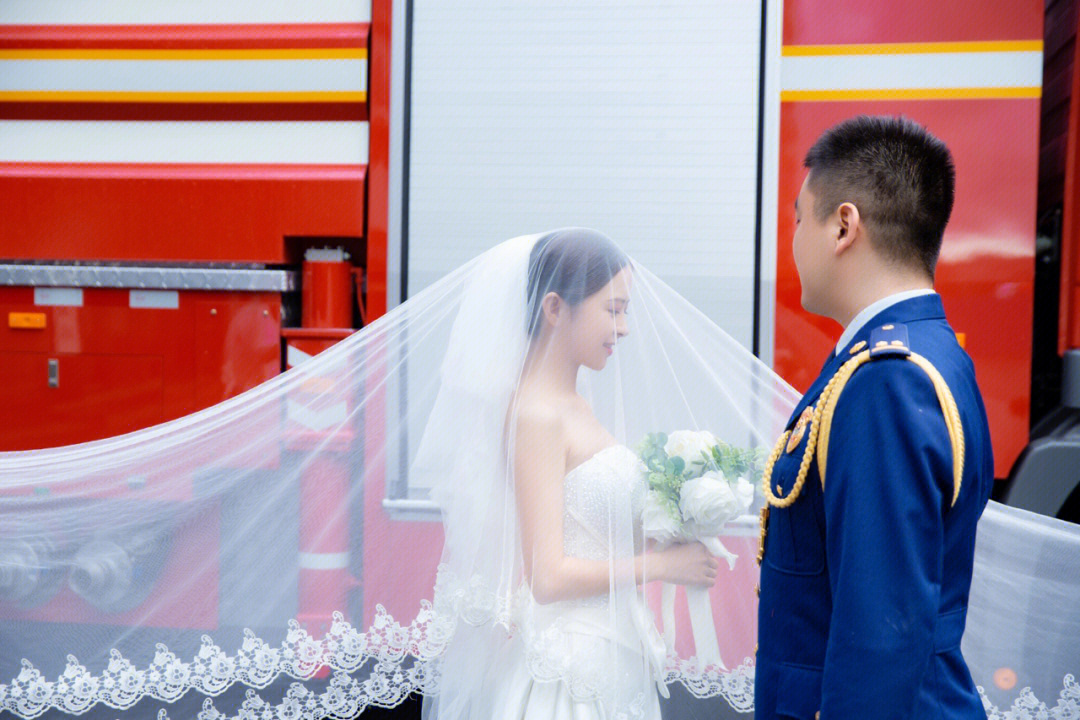 消防婚纱照片图片