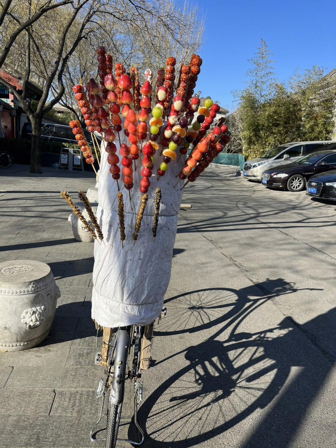 在路边遇到一个卖糖葫芦的大哥他说他们家祖传手艺,且在北京卖了14年