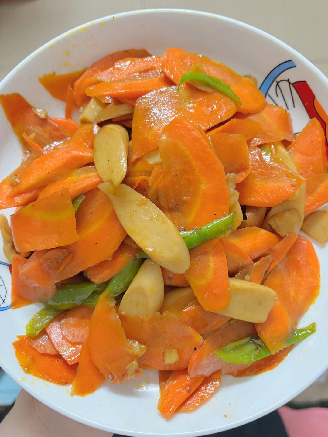 以前不爱吃胡萝卜的我也爱上了94食材:胡萝卜09 火腿肠 蒜片 青椒