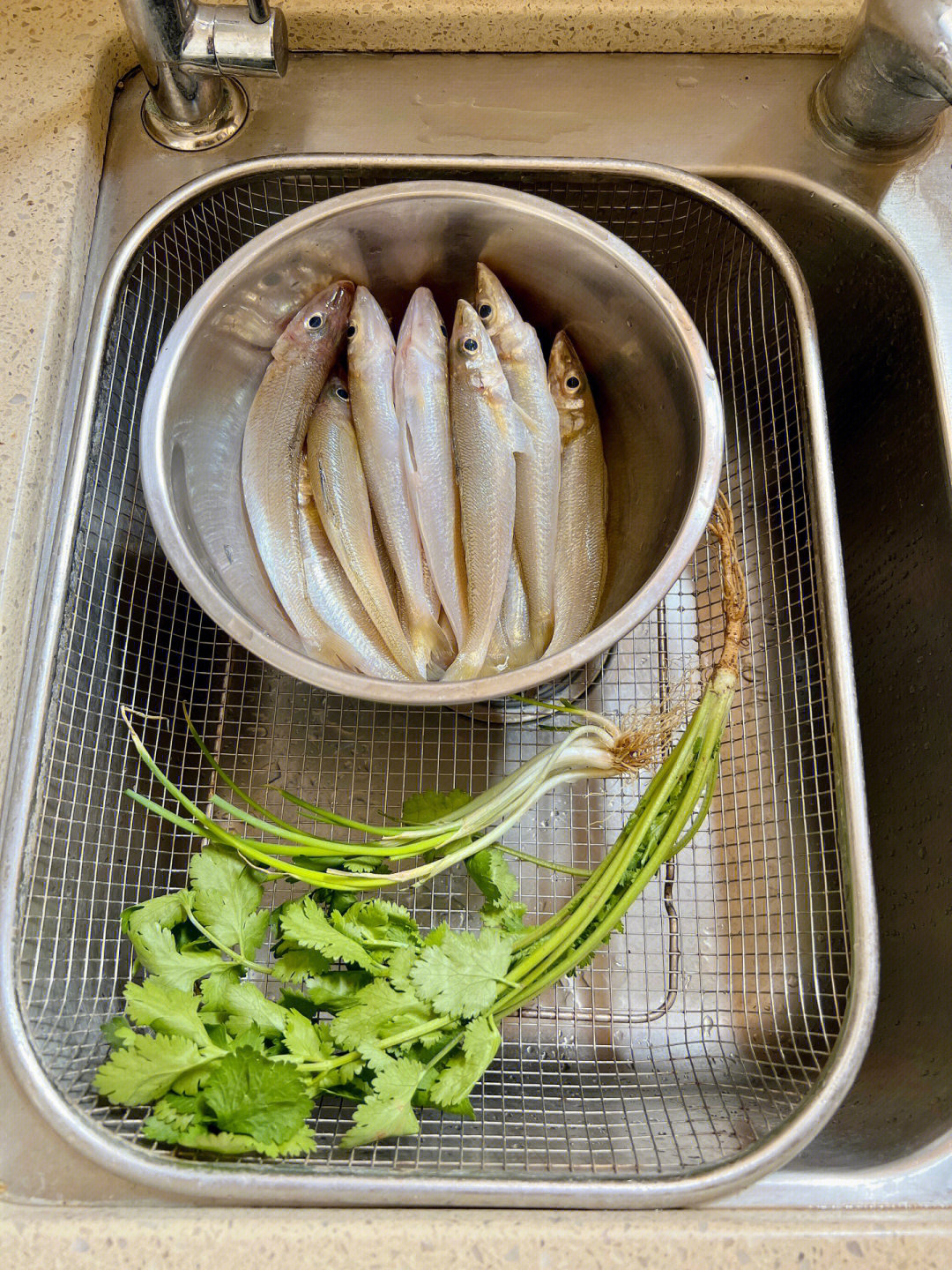 只需要简单的烹饪【香煎沙丁鱼】食材:沙丁鱼,盐,姜粉,胡椒粉做法:1