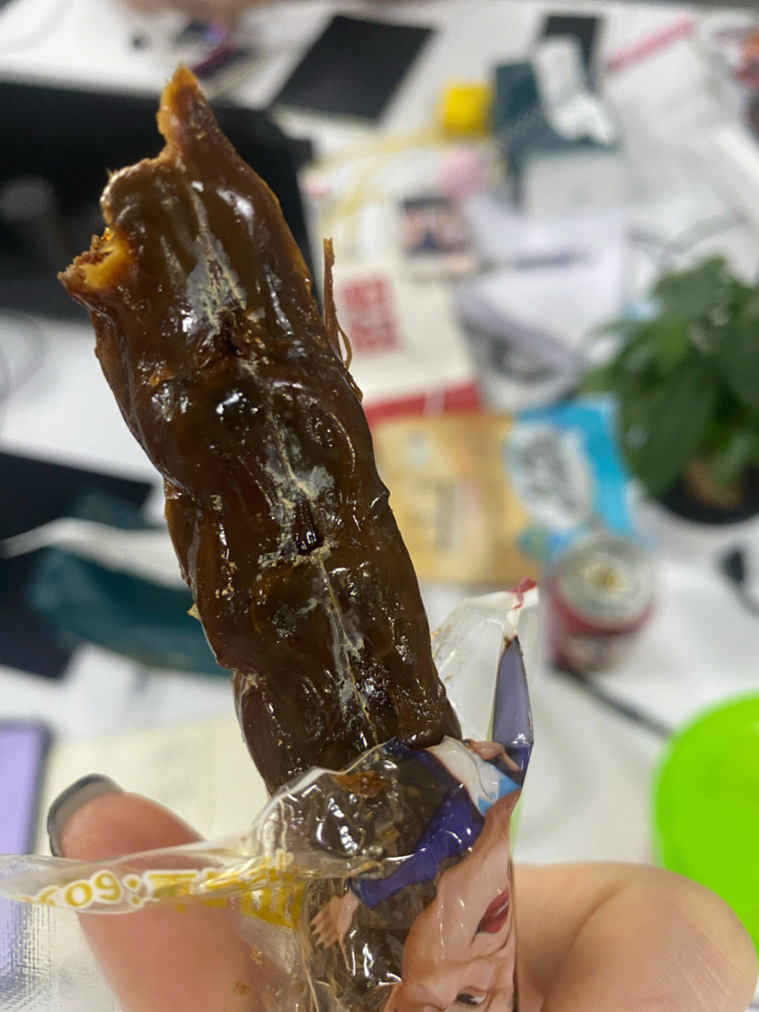 昨天在芙蓉兴盛连锁超市买到一个鸭脖发霉了,开始没有注意还吃了一节