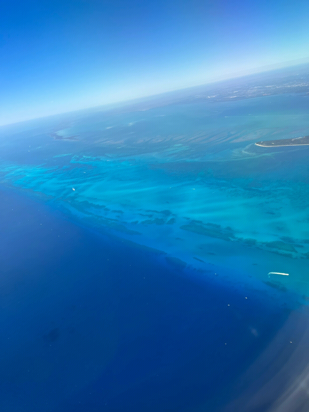 从飞机上拍下了大海太美了地球真的很神奇