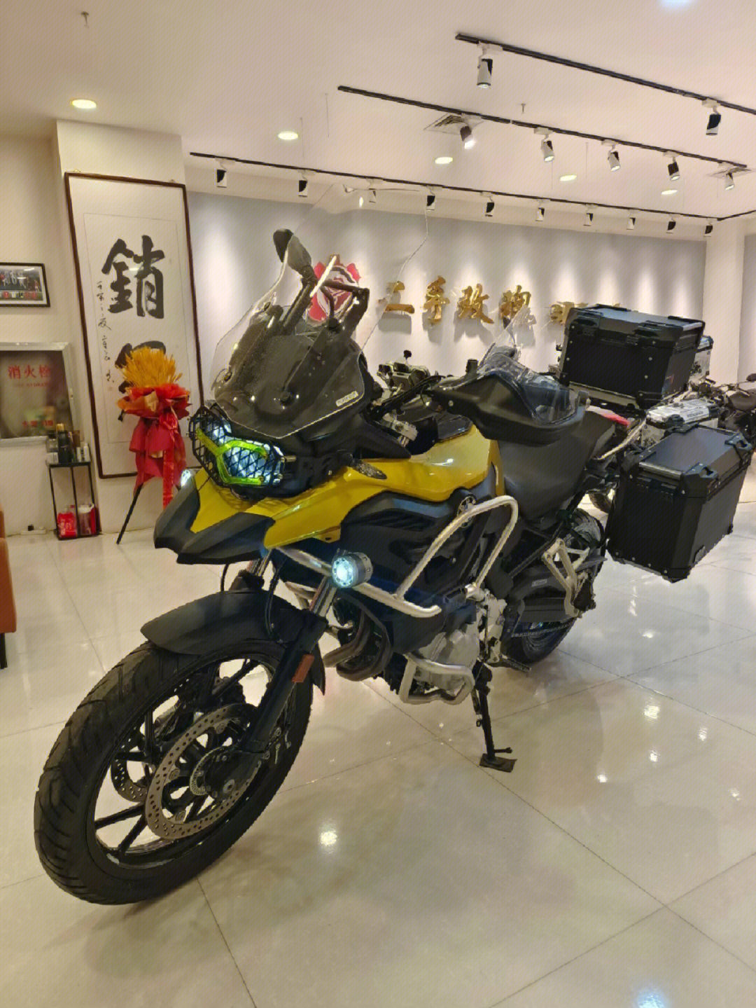 20年宝马f750gs,18000km,加装途者三箱,护杠,萝卜射灯,无线充电手机