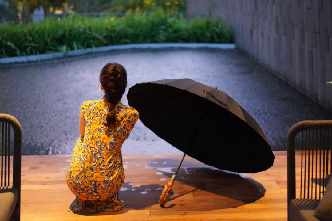 听雨的女孩图片唯美图片