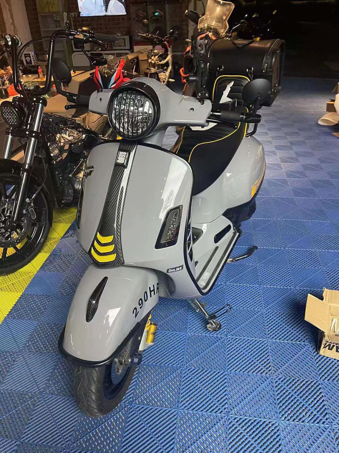 vespa gts300 水泥灰配黑黄撞色设计与座垫77靠背77宠物尾包