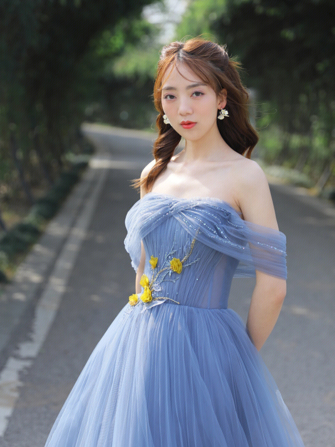 杨蓉蓝色礼服图片