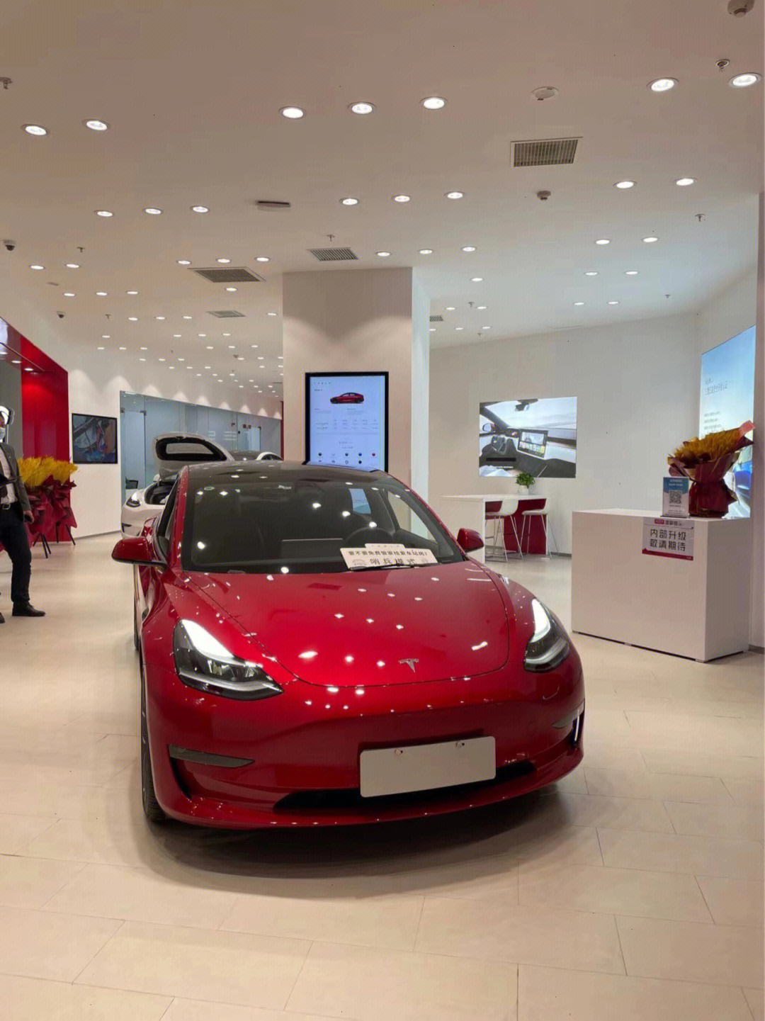 一进店就可以看到特斯拉的王牌车型—model y和model 3陈列在展厅中