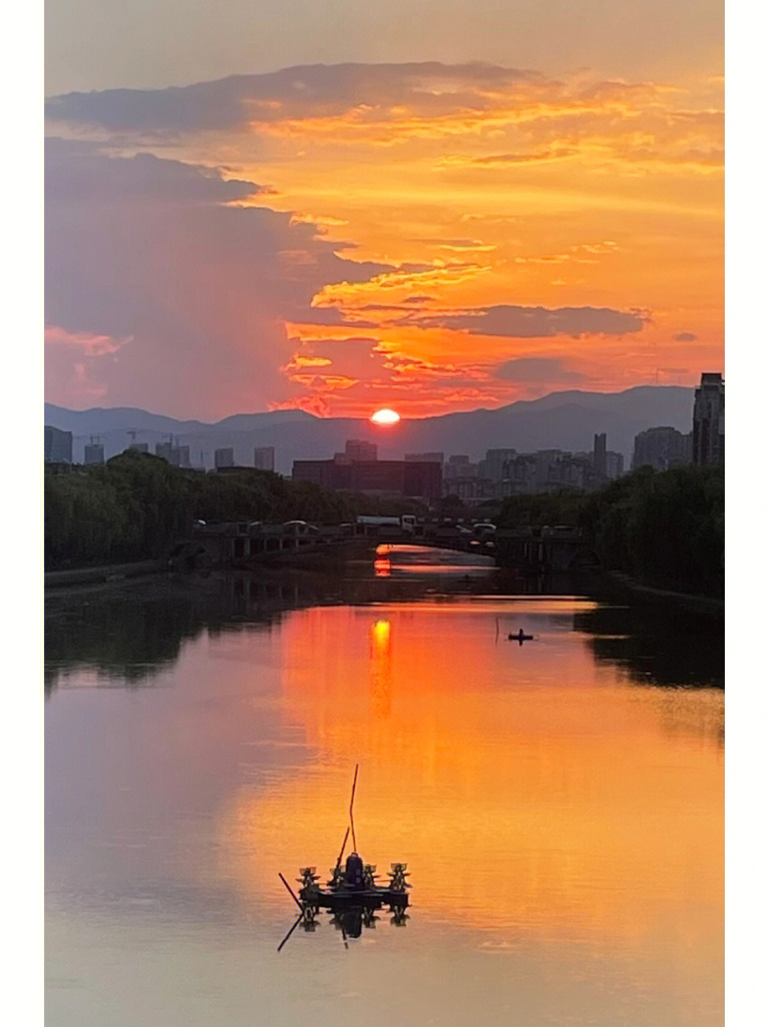 一道残阳铺水中半江瑟瑟半江红