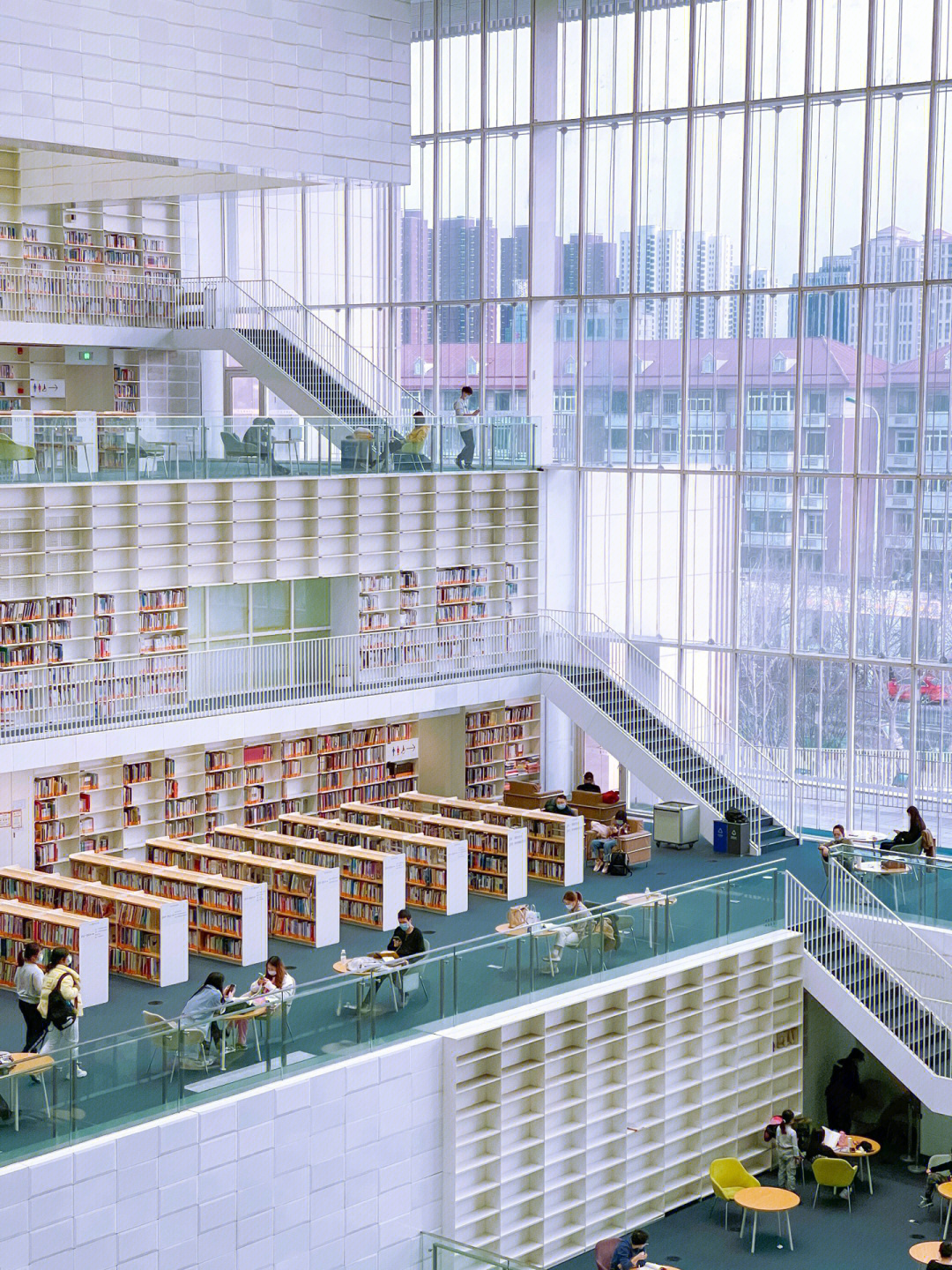图书馆很大很大,差不不多和津南大学城图书馆一样～预约的话可以直接