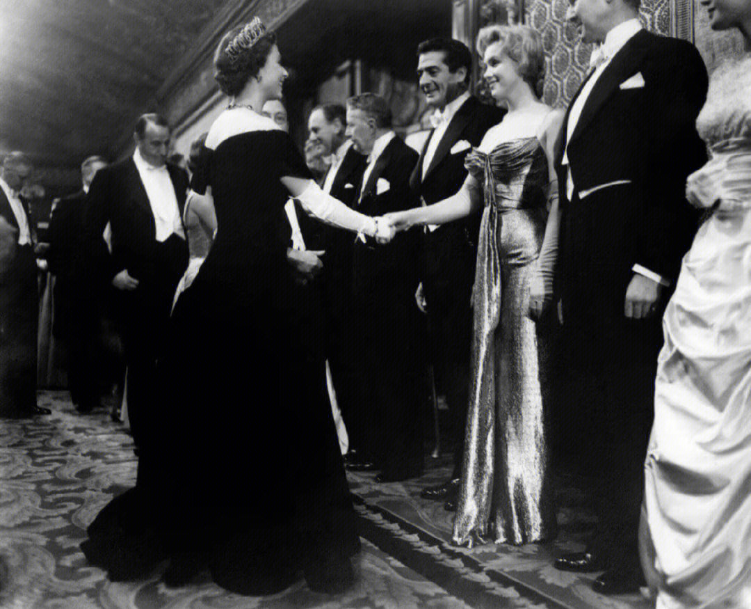 玛丽莲梦露与伊丽莎白二世的握手