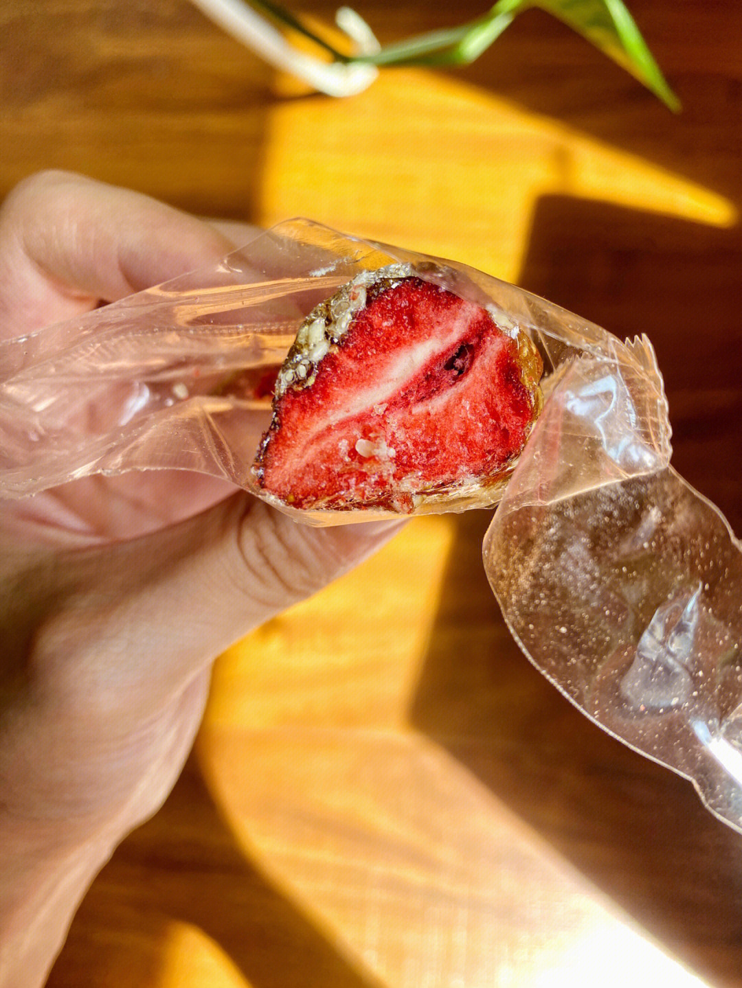 里边是超级完整的一颗草莓外面裹着一层冰糖还有芝麻咬下去嘎嘣脆 又