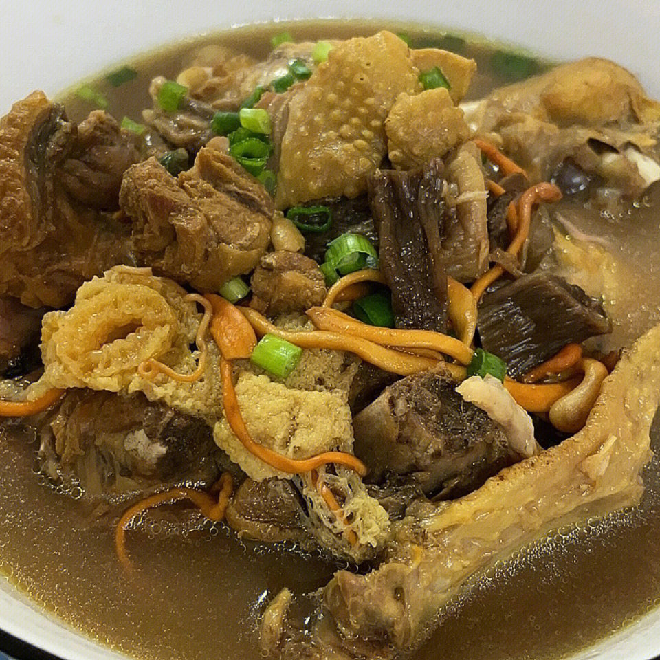 汤料#煲汤老母鸡半只 煲汤将近两个小时材料:黑松露,鹿茸菇,竹笙