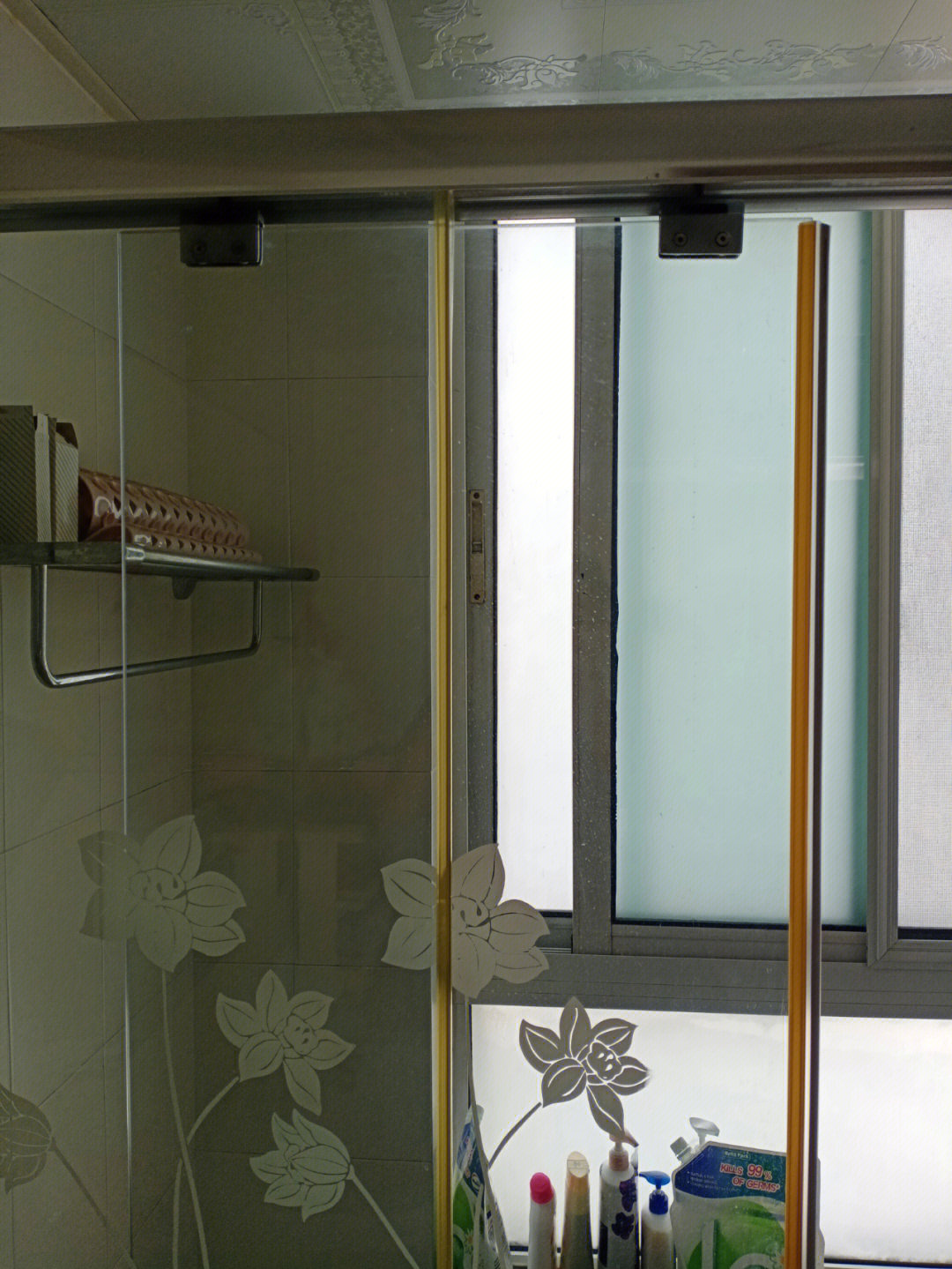 淋浴房玻璃门合页松动图片