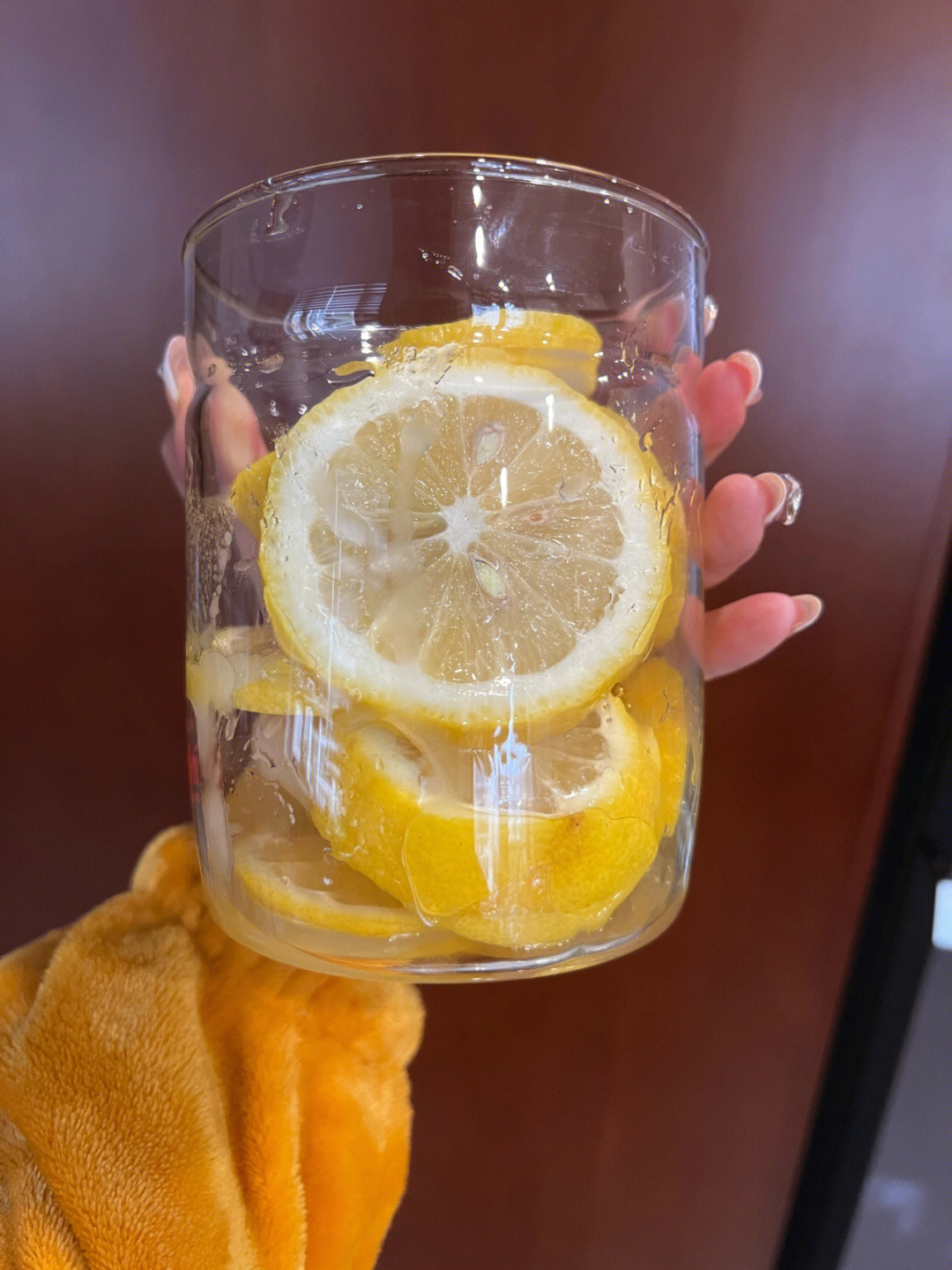 手拿柠檬水的图片真实图片