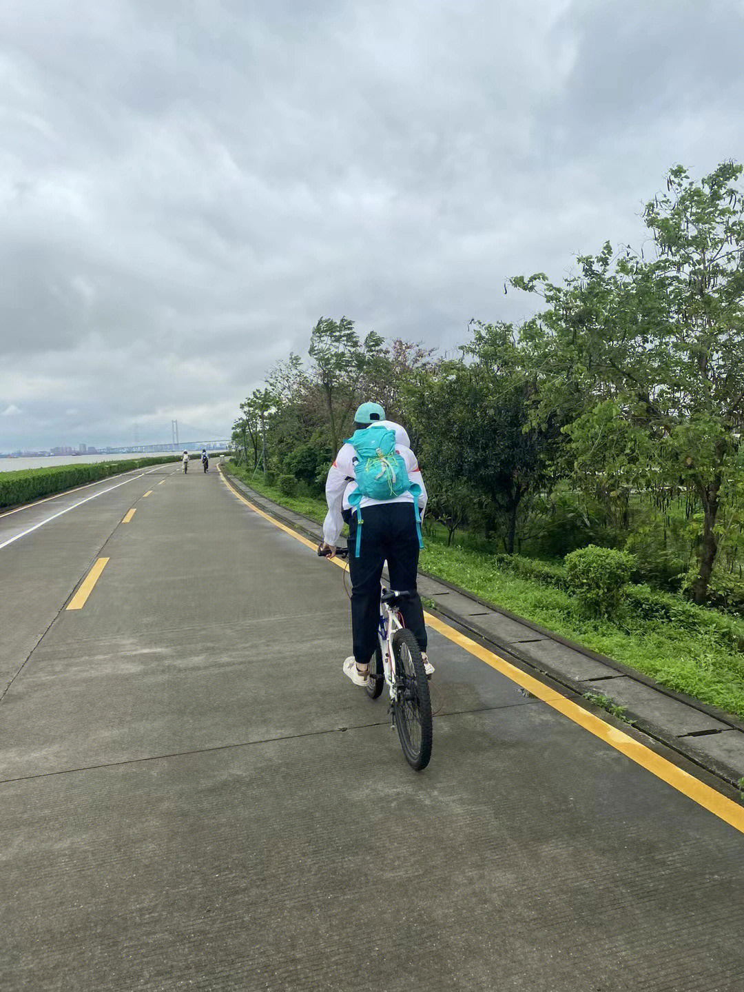 海鸥岛环岛路有30公里,非常适合骑行,可以一路骑行一路拍照,江景一流!