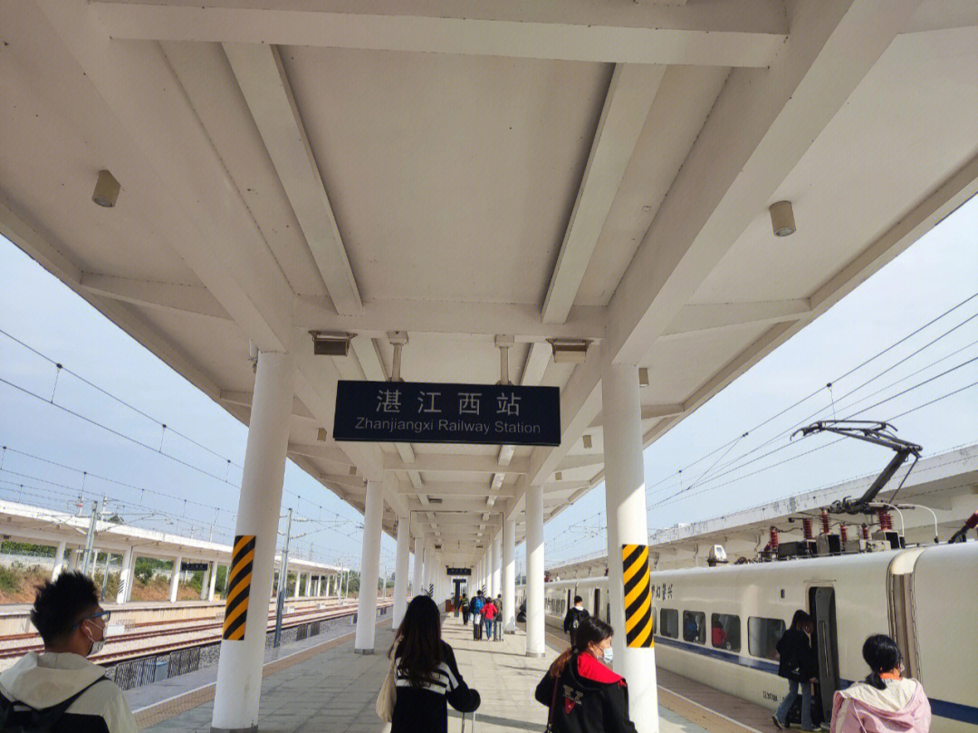 他离校前说一个人孤零零的上去广州有点难过,没想到我俩会在高铁上同