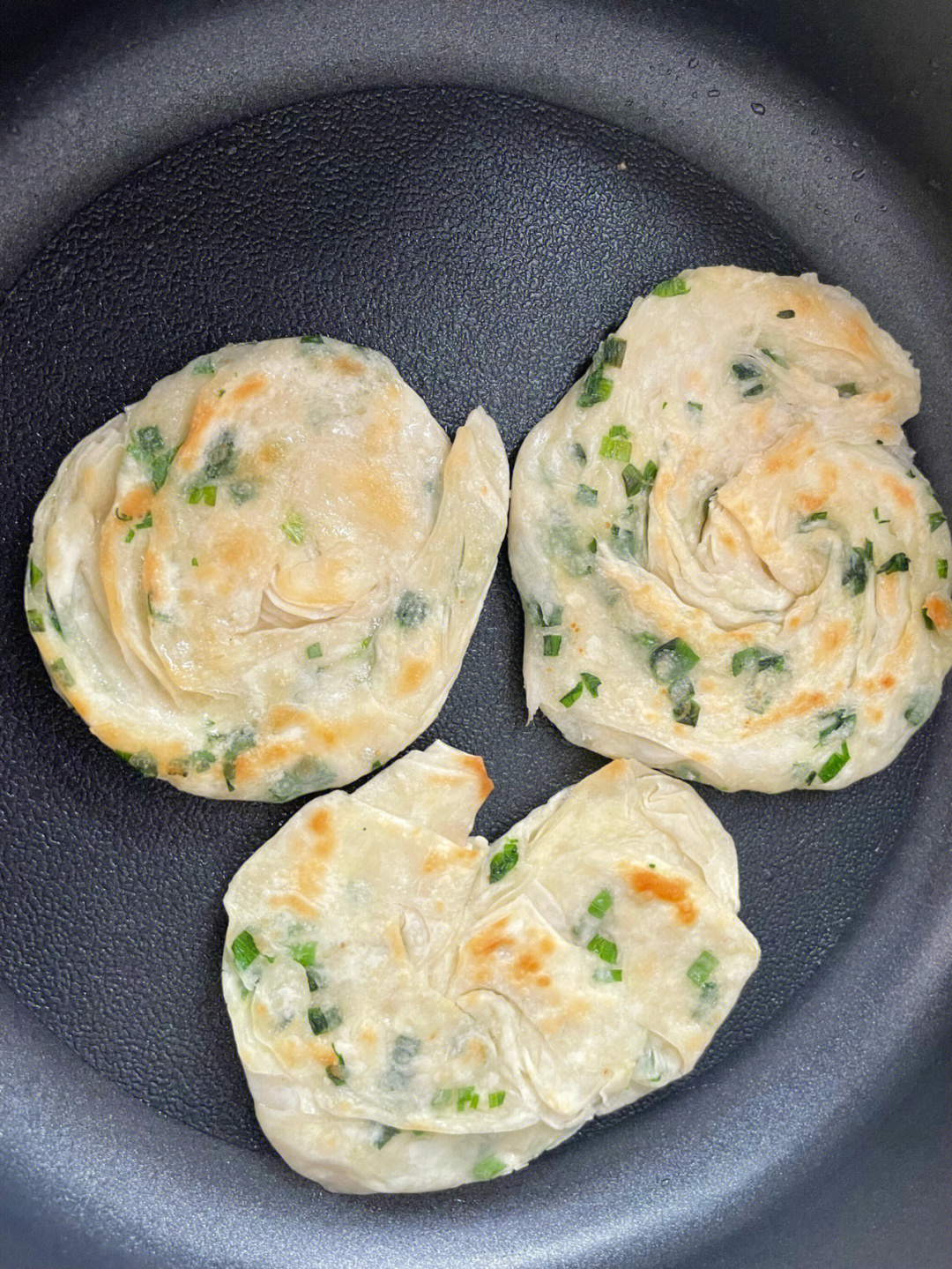 饺子皮做葱油饼千层饼图片