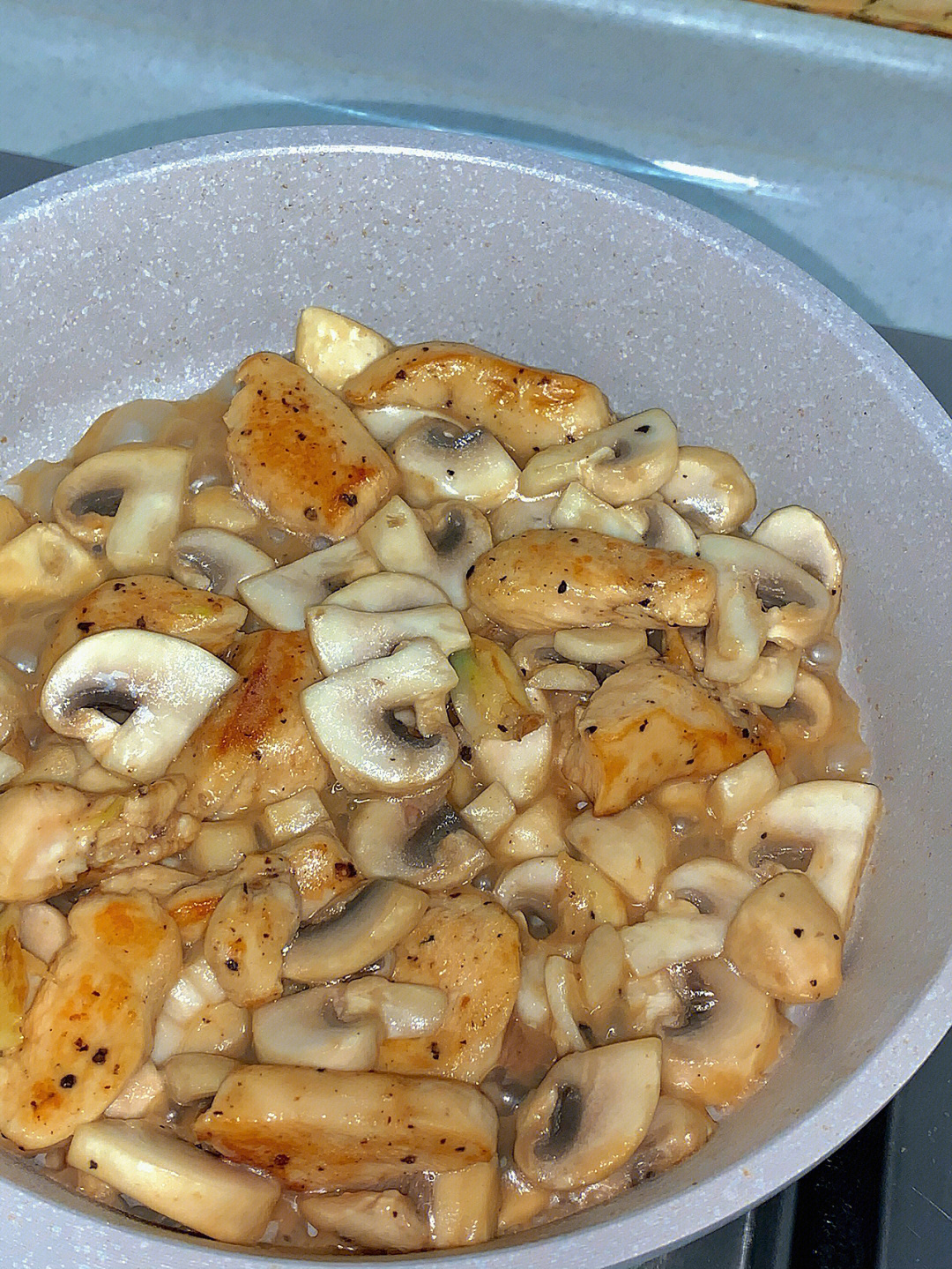 白蘑菇炒鸡肉图片