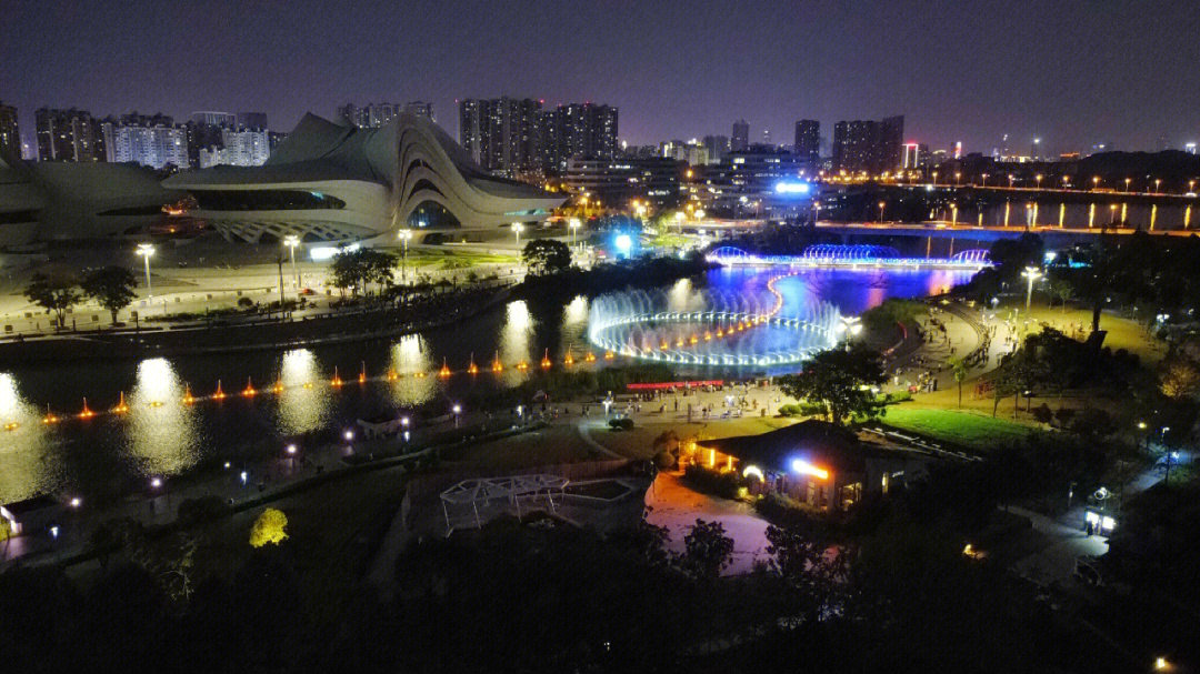 长沙梅溪湖公园夜晚的喷泉超美白天的节庆岛也是风景优美这个湖真的