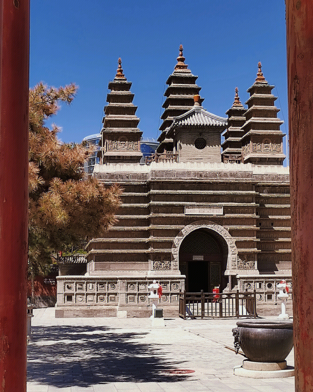 呼市五塔寺位于内蒙古呼和浩特市旧城东南部,原名金刚座舍利宝塔,因塔