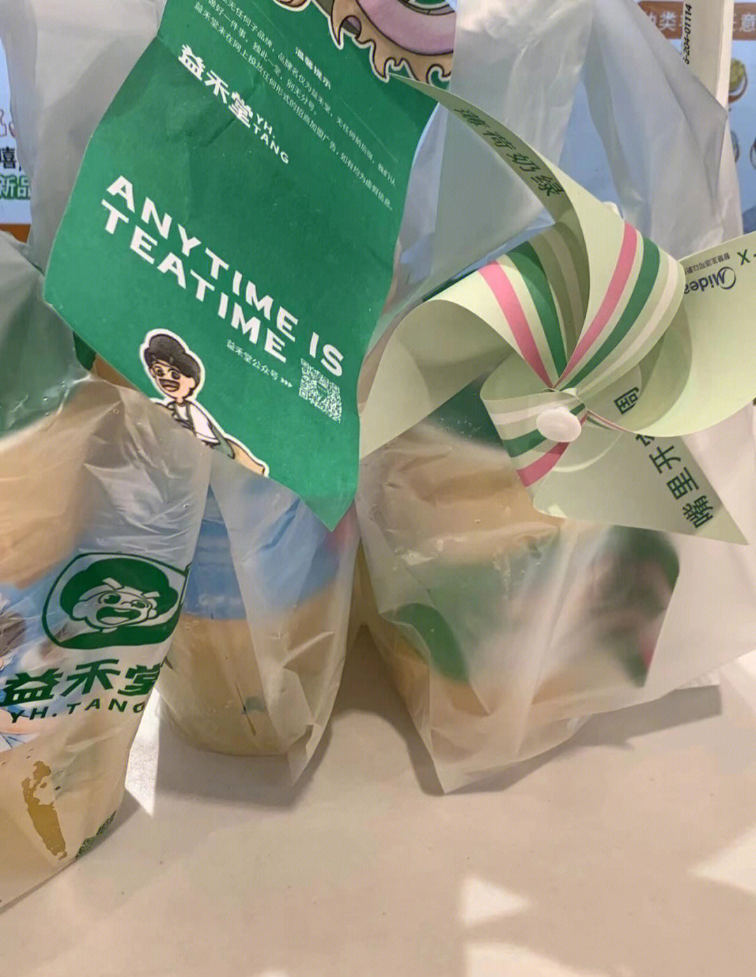 益禾堂奶茶拿着的照片图片