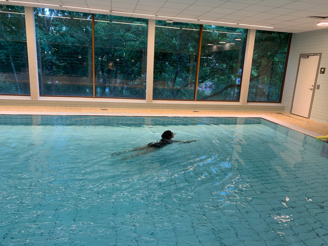 孕27周准备看自身情况游到36周 一周一次夏天游泳馆人很少大泳池长度