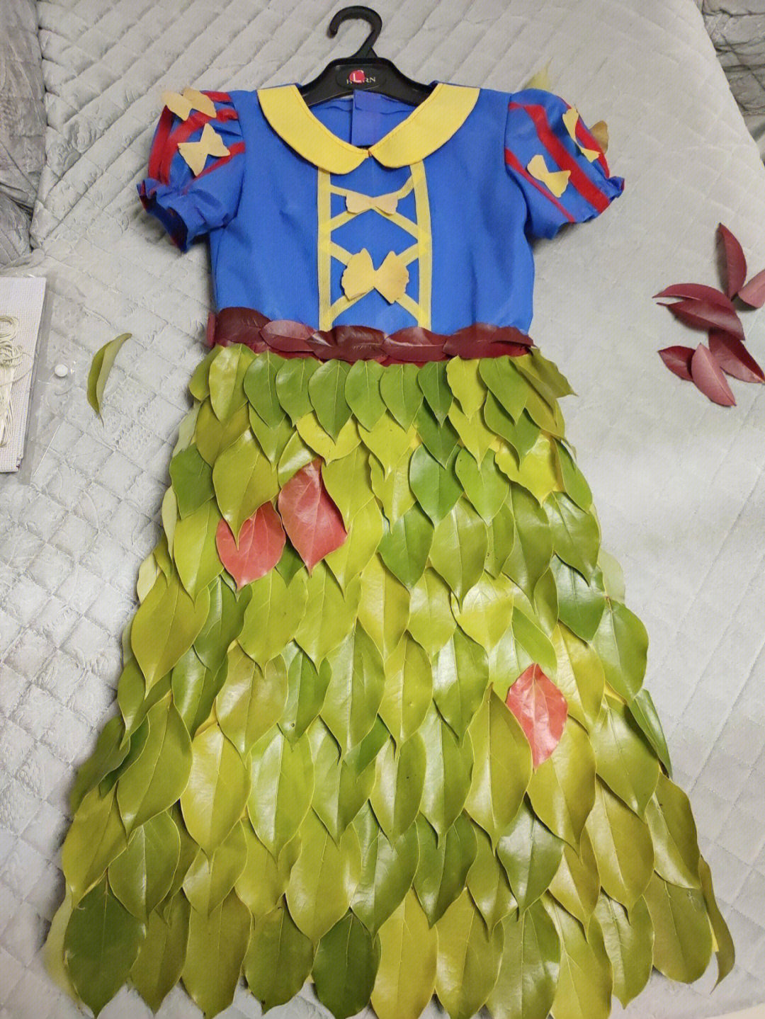 幼儿园提前一天通知90要植物,树叶做衣服,举办时装秀,用了之前时装