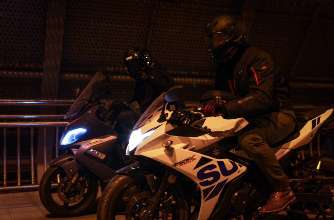 夜间开摩托车照片图片