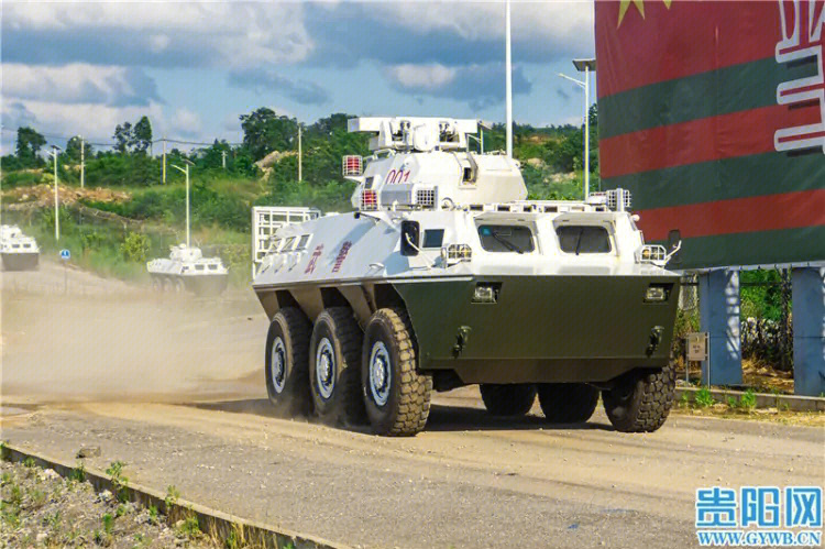 超酷直击武警贵州总队机动支队装甲车驾驶