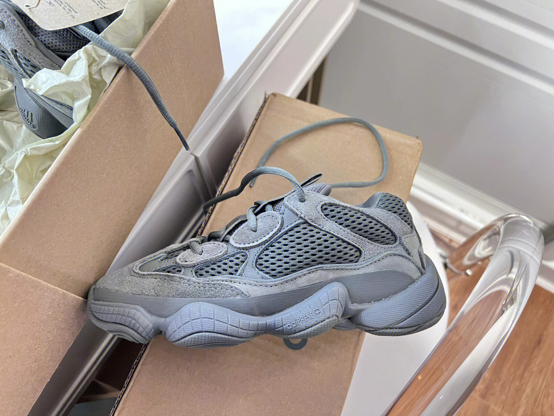 yeezy500这个灰色明明就很好看吖