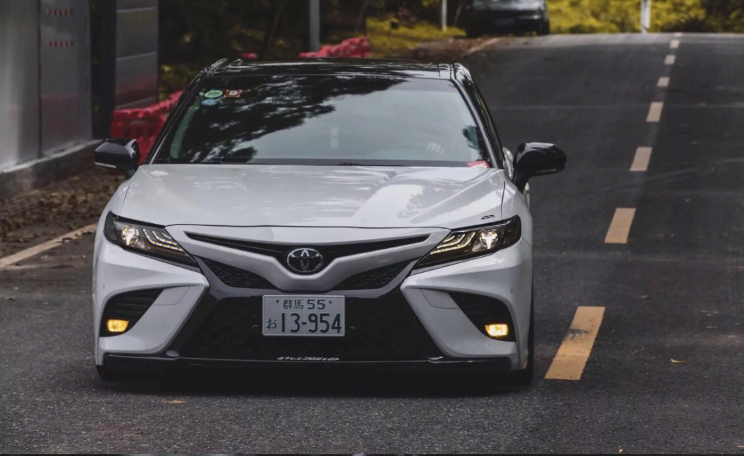 toyota凯美瑞白车黑顶