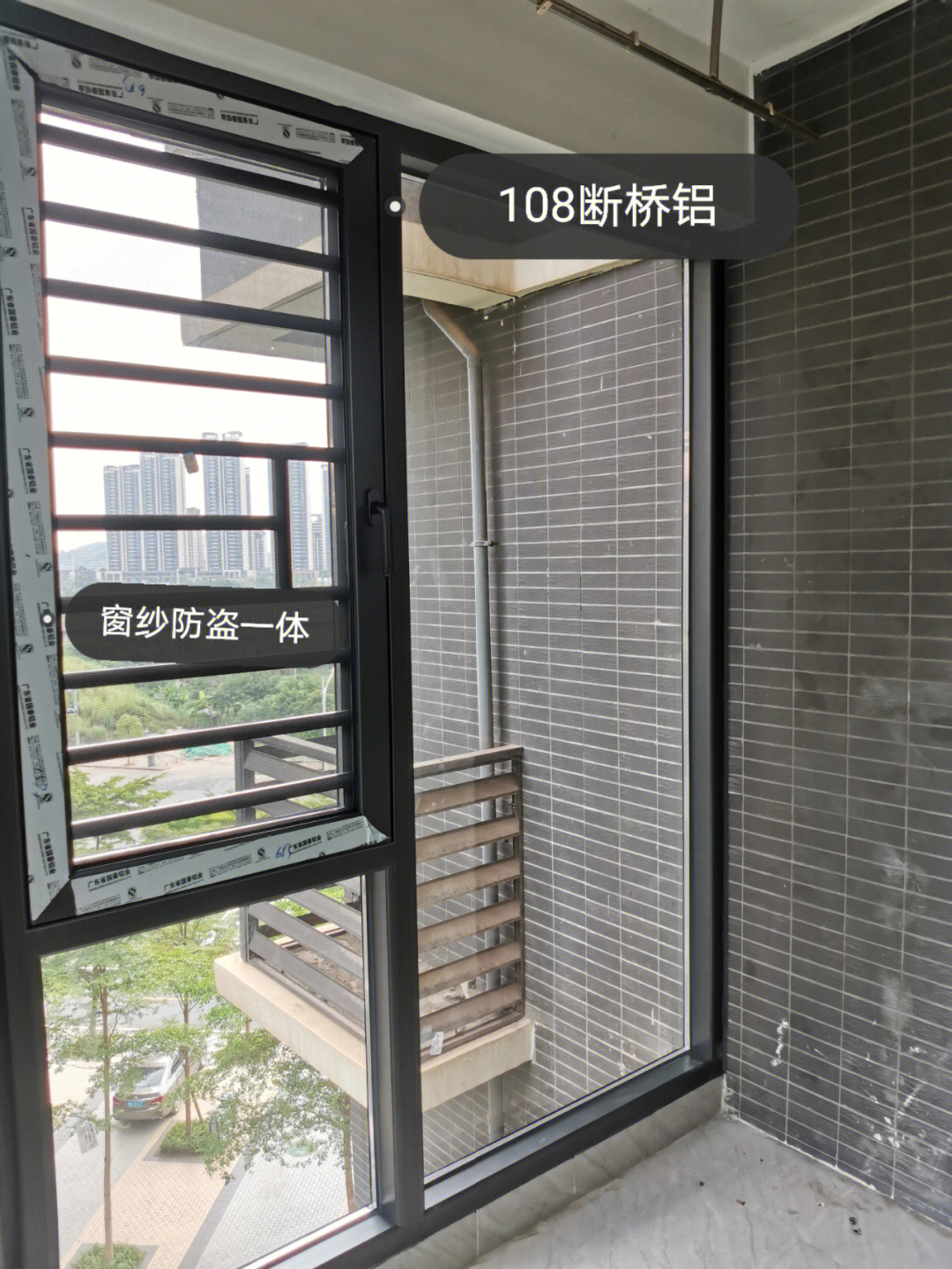 108断桥铝封阳台,安全性更高,隔音效果好,配上落地大玻璃更美观时尚