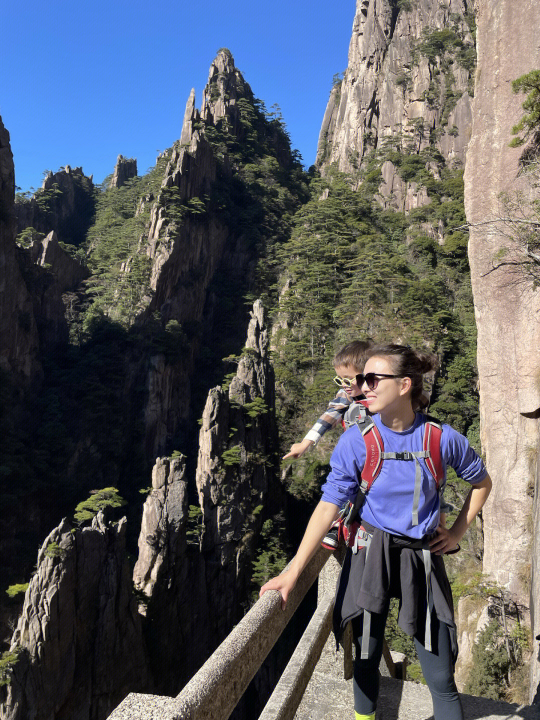 背着娃娃爬黄山,大概只有我们了吧