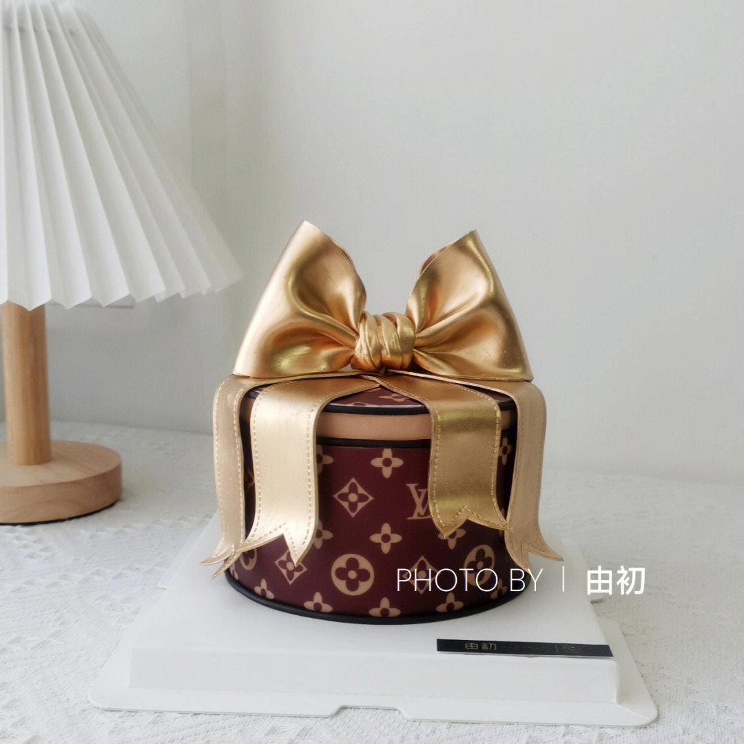 Lv gift box cake with sugar wallet, mycupkates.blogspot.com…