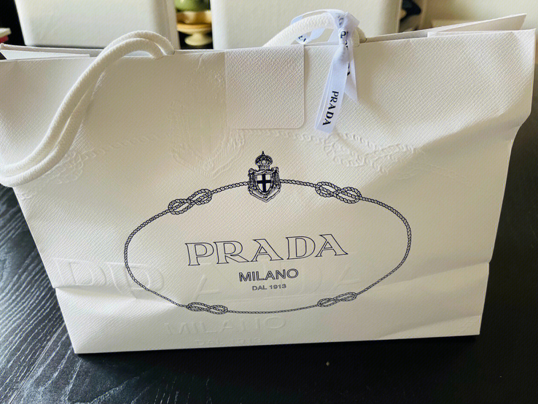 prada限时店