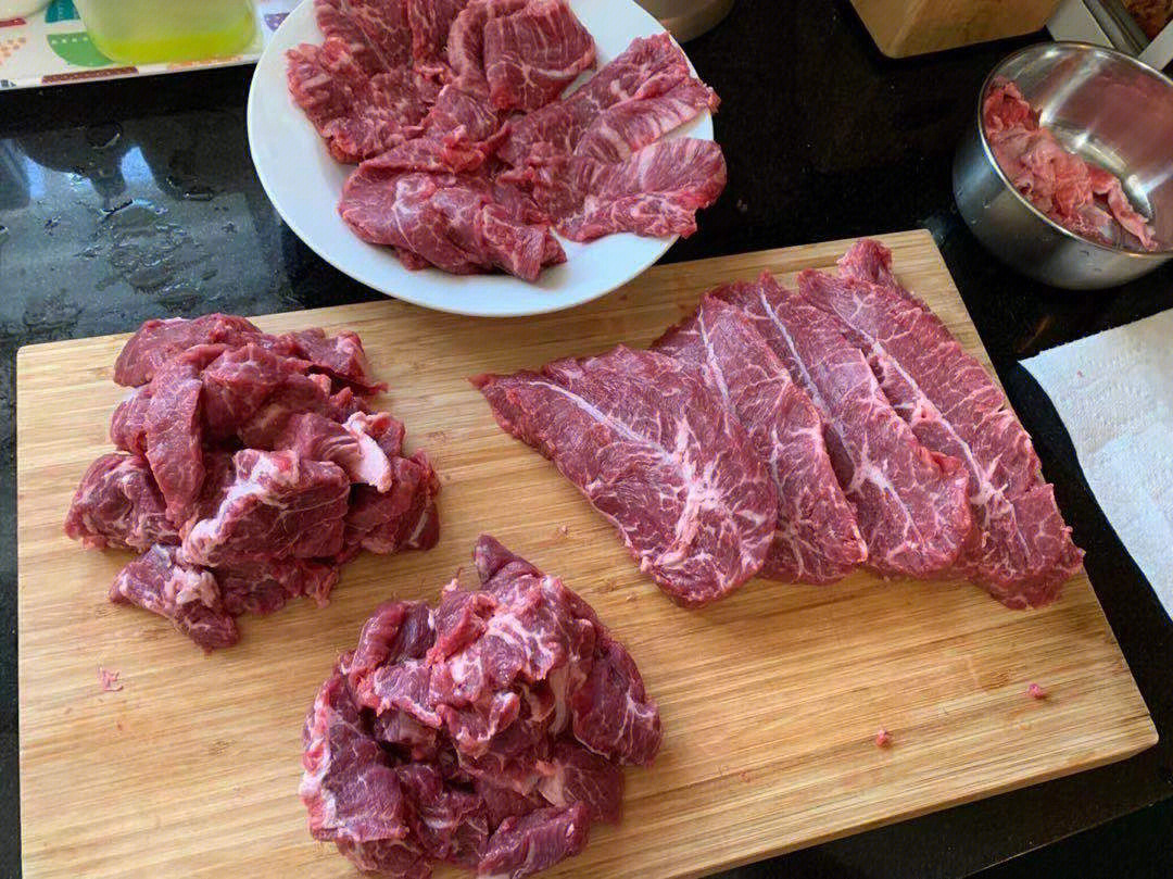 今日分享这款肉在牛肩胛骨外侧,做成牛排,口感仅次于肉眼,比菲力好吃