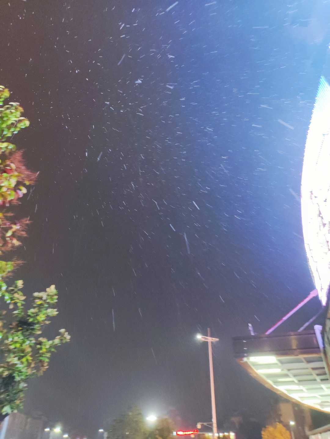 雨夹雪夜景图片