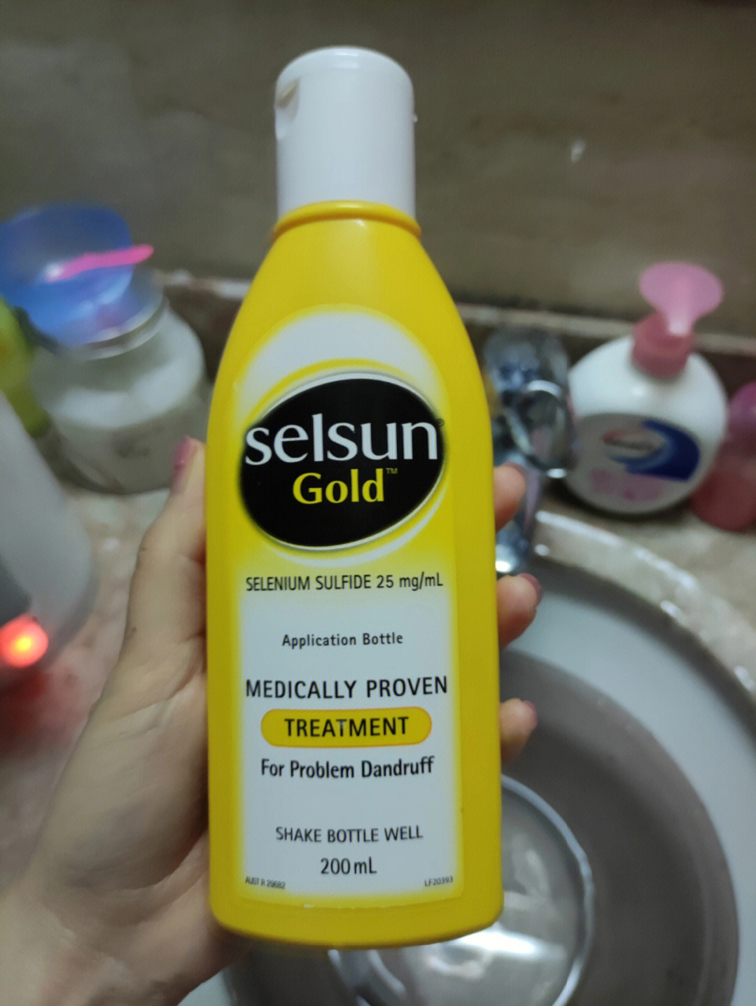 了很多洗发水,图一这个牌子的洗发水每种颜色都用过,黄色是药效最强的