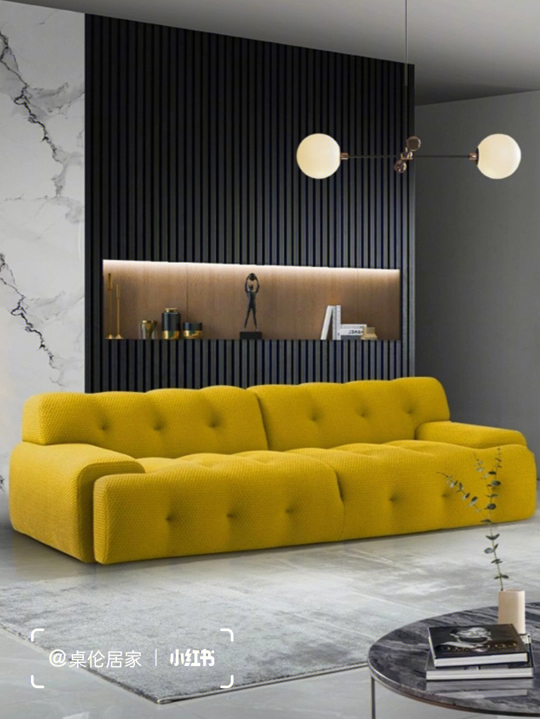 blogger的沙发看起来令人难以置信的舒适和温馨,软垫与结构化且灵活