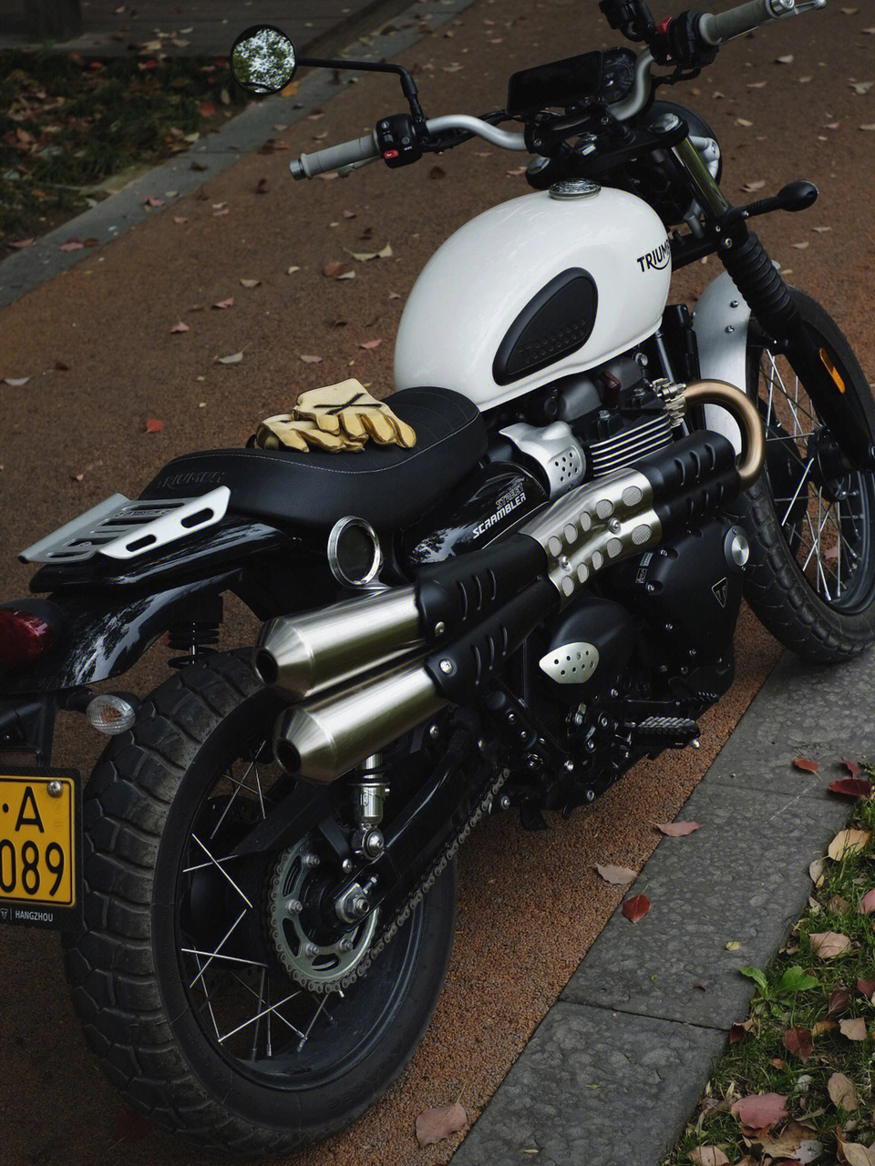 凯旋triumph street scrambler 白色小攀爬