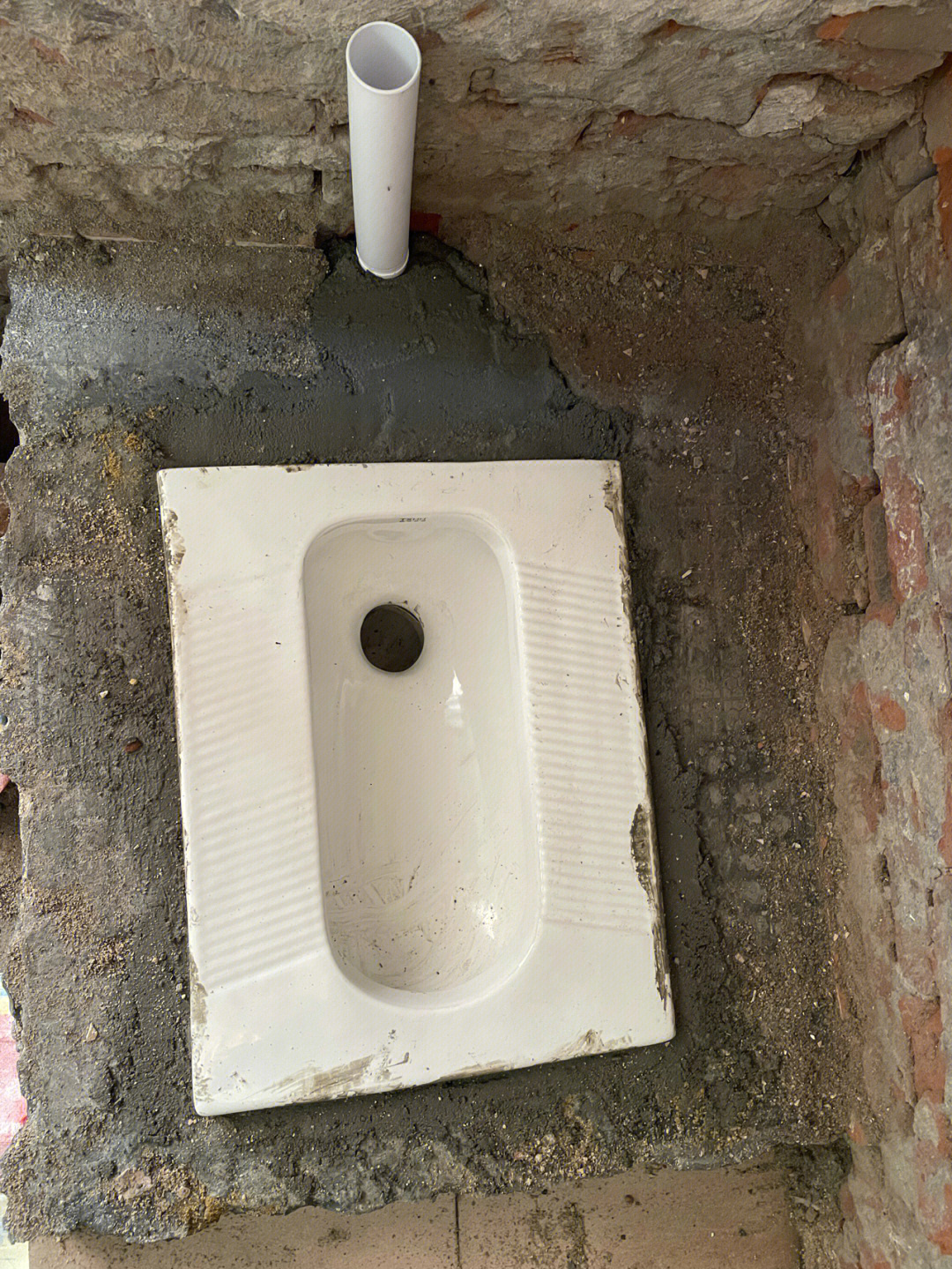 装修厕所和通粪的水管看的恼火