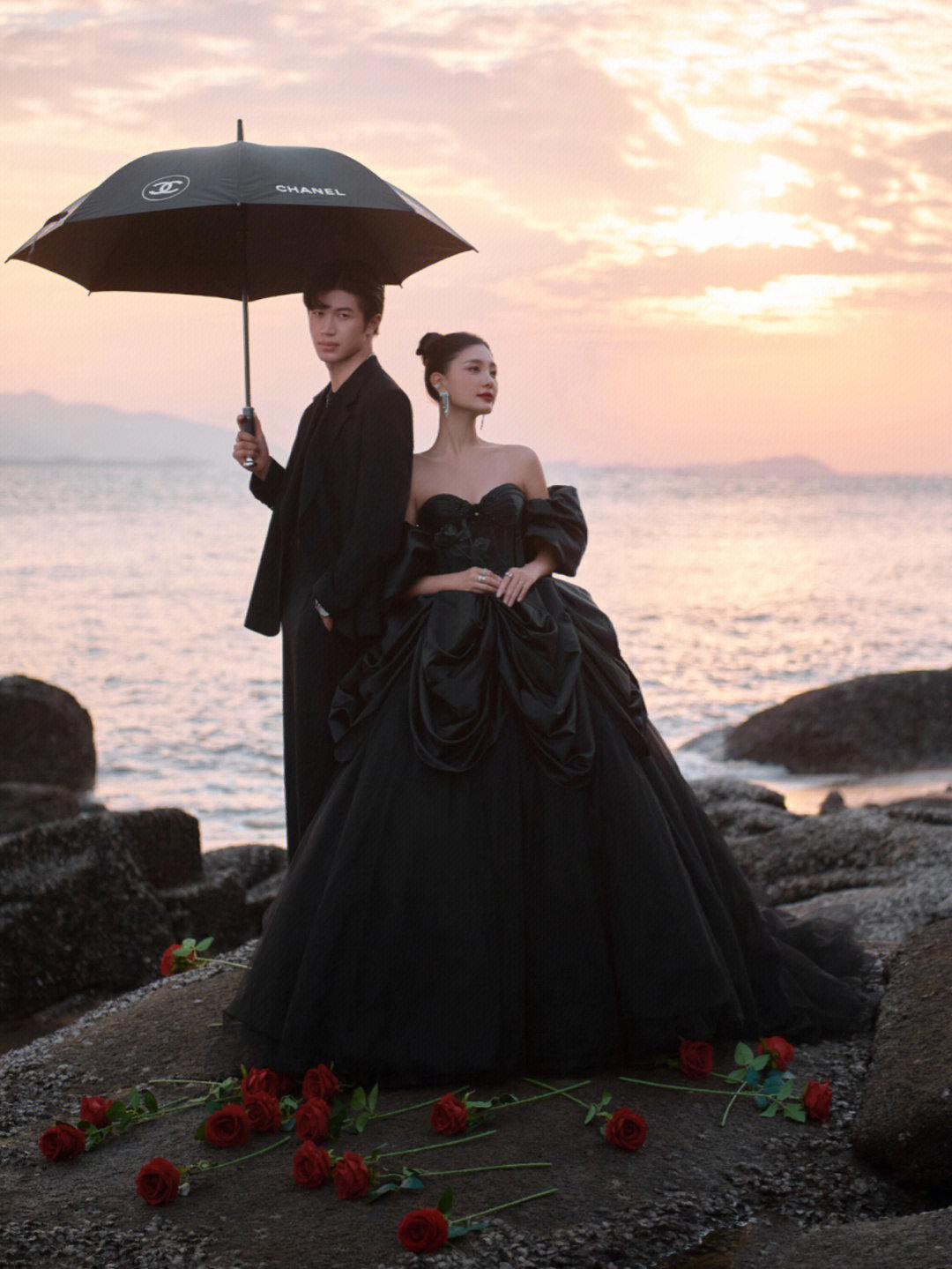 场景:厦门鼓浪屿当黑色婚纱遇到日落黄昏时的海边礁石不一样的风格 却