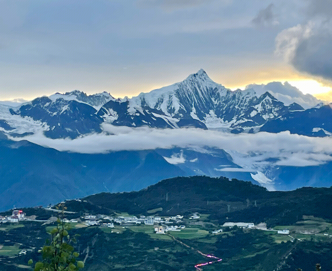 梅里雪山山顶寺庙之谜图片