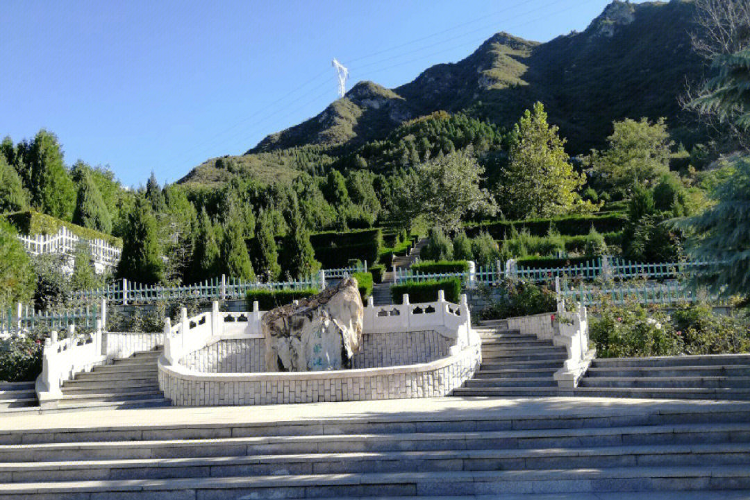 北京景仰园陵园被明十三陵的庆陵,献陵,长陵,景陵包围在内,深受龙脉的