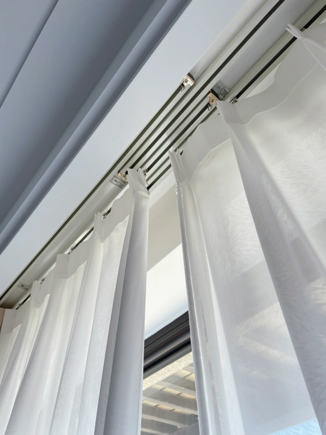 家中卧室的窗帘轨道,换了一种重叠的安装方式,可以更有效遮挡阳光77