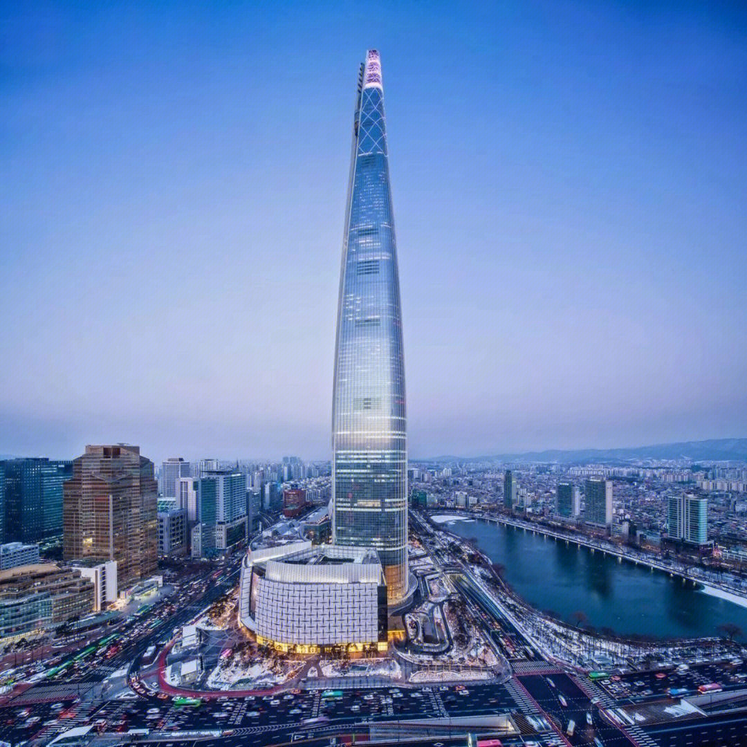 首尔地铁2号线与8号线经过,大厦共123层,总高555米,超越美国纽约世界